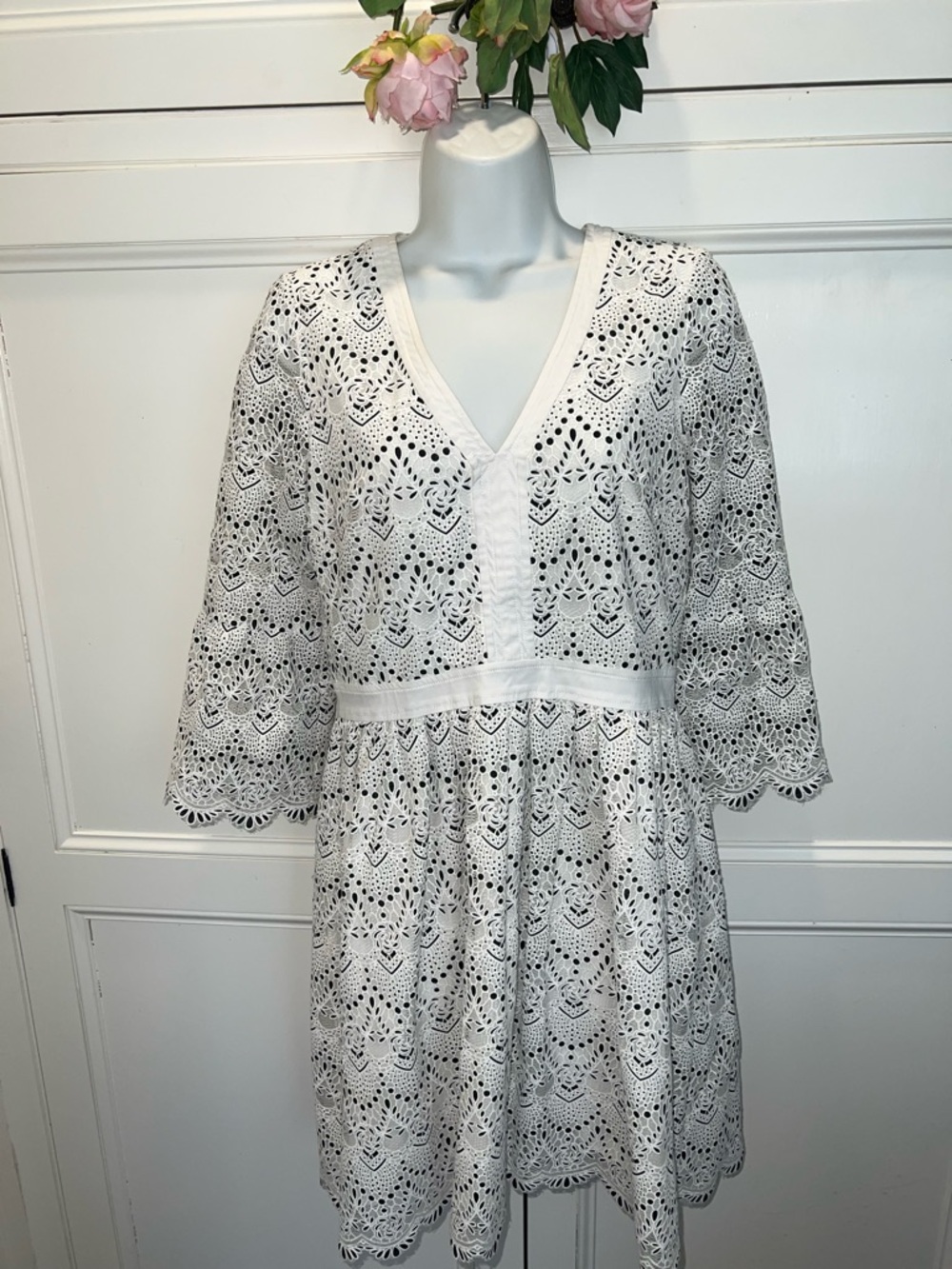 Highline Dress 👗 💄💋White Eyelet V-Neck Dress